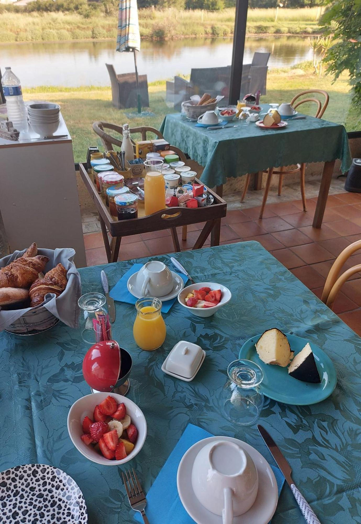 Bed and Breakfast Moulin De Mauzac Saint-Just-Luzac Exterior foto